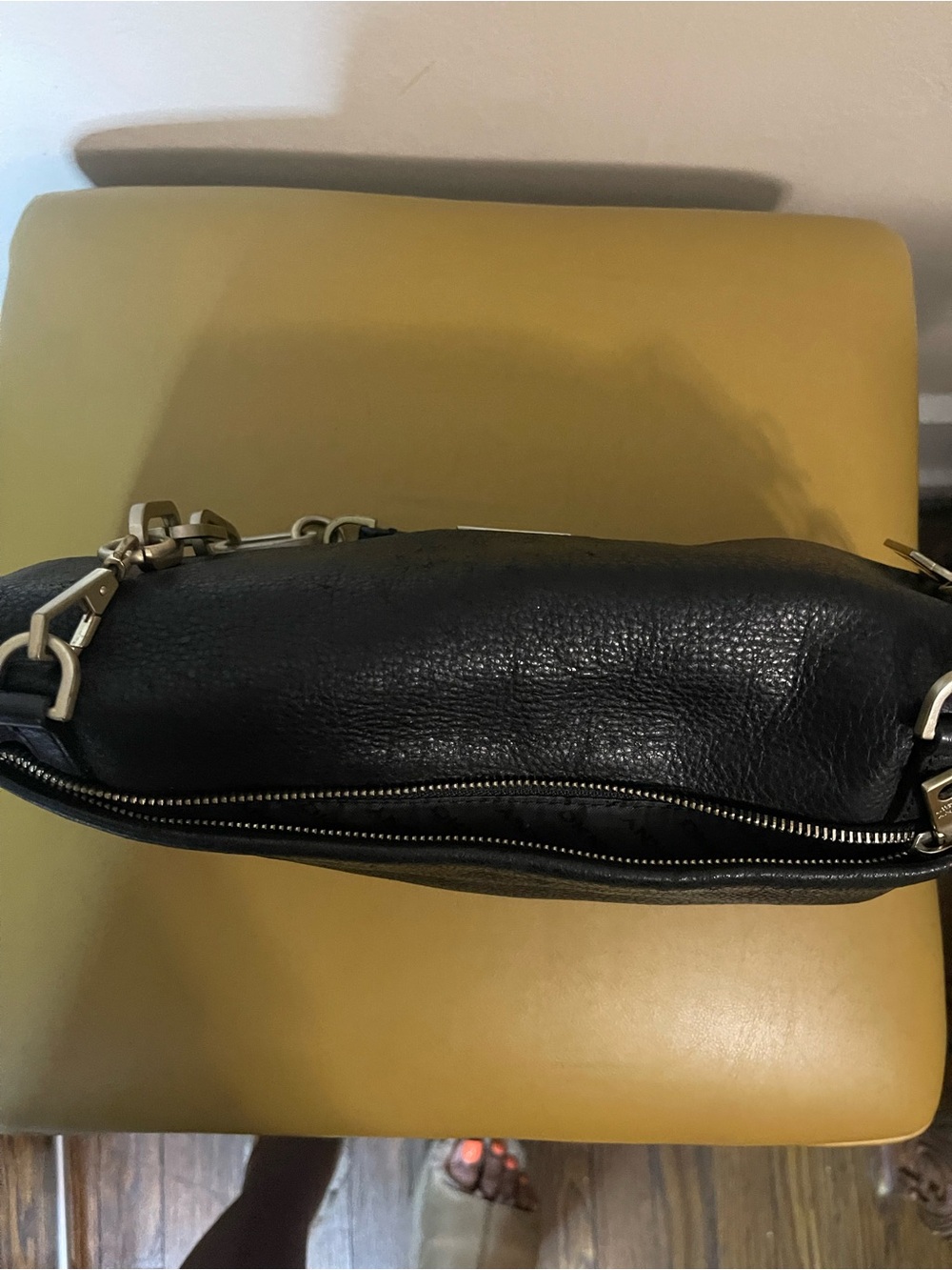 DKNY Black Leather Shoulder Bag with Gold Chain Strap - Picture 5 of 7